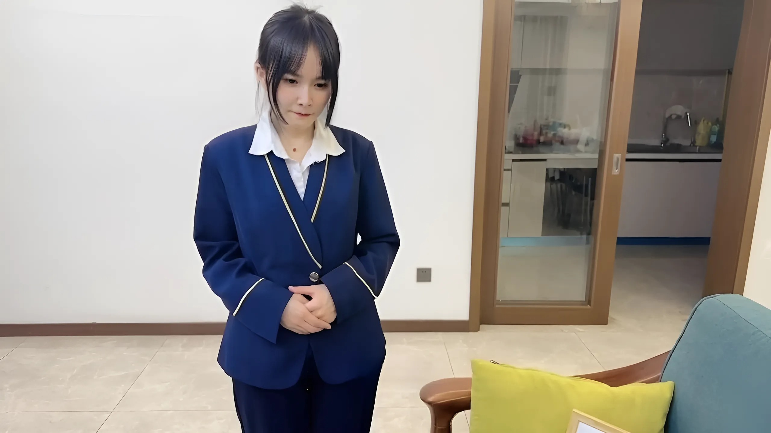 CM-41 พักผ่อนหลังเที่ยวบินกับพนักงานต้อนรับบนเครื่องบินรุ่นเยาว์